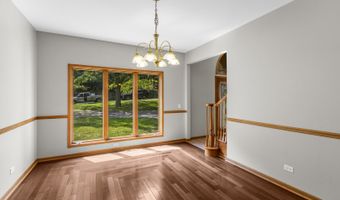 2 Echowood Dr, Algonquin, IL 60102