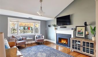 12 Grassy Plain Rd, Barrington, RI 02806