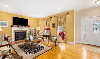 10 Honey Lou Ct, Cranston, RI 02921