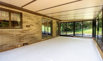 1341 Valley Dr, Akron, OH 44312