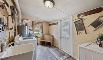 701 E 1st St, Anamosa, IA 52205
