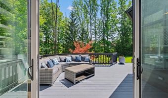560 Club Dr, Aurora, OH 44202