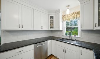 29 Park Ave, Belford, NJ 07718