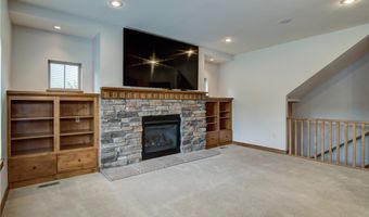 907 Sandalwood Dr, Altoona, WI 54720