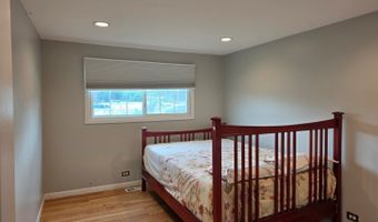 1719 W Lexington Dr, Arlington Heights, IL 60004