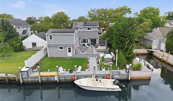 12 S Bay Ave, Amityville, NY 11701