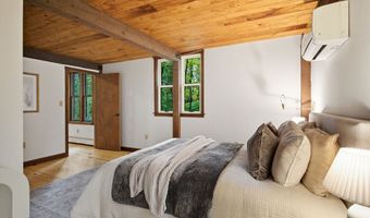4 Lantern Ln, Bedford, MA 01730