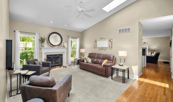 1136 New Ballwin Oaks Dr, Ballwin, MO 63021