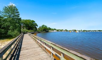 81 Elm St, Beachwood, NJ 08722