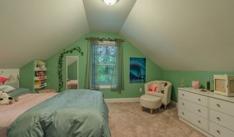 17 Edgewood St, Cromwell, CT 06416