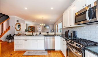 19 Eustis Ave, Newport, RI 02840