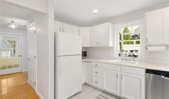 28 Wilbur Ave, Newport, RI 02840