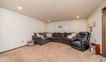 2726 E Sunburst Dr, Brandon, SD 57005