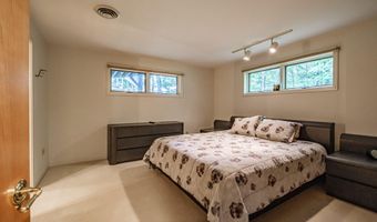 15 Inverness Rd, Falmouth, ME 04105