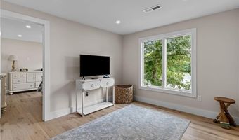 8 Woodsia Rd, Narragansett, RI 02874