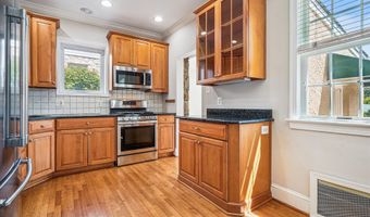 121 S FENWICK St, Arlington, VA 22204