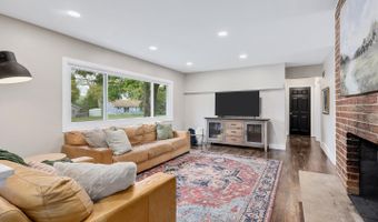 2 Sunset Ln, Algonquin, IL 60102