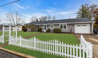 496 Apple Valley Dr, Belford, NJ 07718