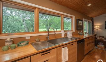 364 E 1600 Rd, Baldwin City, KS 66006