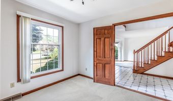 121 Summershade Ct, Amherst, NY 14051