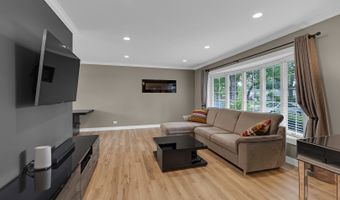 210 W Pickwick Rd, Arlington Heights, IL 60005