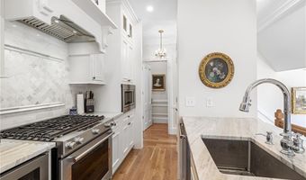 541 Bellevue Ave 5, Newport, RI 02840