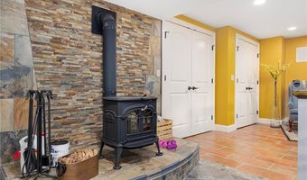 10 Honey Lou Ct, Cranston, RI 02921