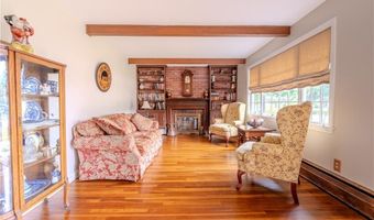 8 Spruce Ave, Middletown, RI 02842