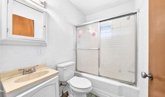 3 Solar Dr, Ambridge, PA 15003