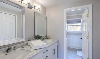 17 Mosher Dr, Barrington, RI 02806