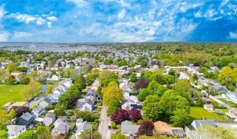 7 Florence Ave, Newport, RI 02840