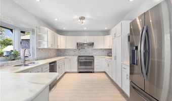 27 Ocean View Dr, Middletown, RI 02842