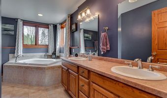 E7009 Jackson Rd, Algoma, WI 54201
