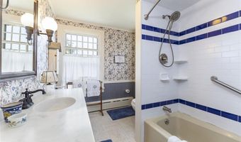 28 Newport St, Jamestown, RI 02835