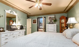 914 Lakeview Dr, Auburn, IN 46706
