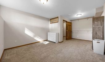 149 Country Club Ct, Anamosa, IA 52205