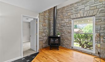 404 Applestone Dr, Ballwin, MO 63021