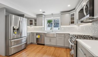 14 Redwood St, Bergenfield, NJ 07621