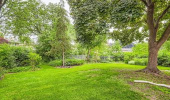 907 E Crabtree Dr, Arlington Heights, IL 60004