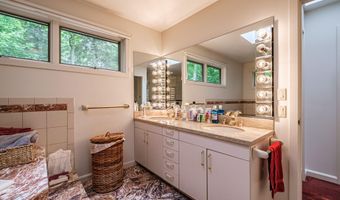 15 Inverness Rd, Falmouth, ME 04105