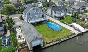 25 Meadow Ln, Amityville, NY 11701
