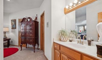 15471 Cedar Ln, Basehor, KS 66007