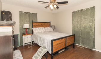 900 E Kirkwood Dr, Aurora, MO 65605