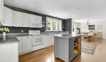 2 Sunnyfield Ln, Falmouth, ME 04105