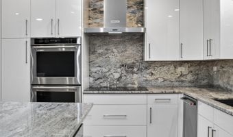 2843 S Briarwood Dr E, Arlington Heights, IL 60005