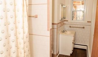7 Smithfield Dr, Middletown, RI 02842
