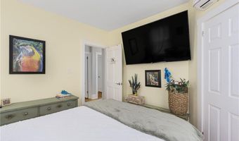 5 Conrad Ct, Newport, RI 02840