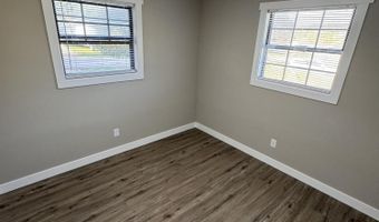 808 E Walnut St, Aurora, MO 65605