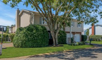 19 Spruce St, Beachwood, NJ 08722