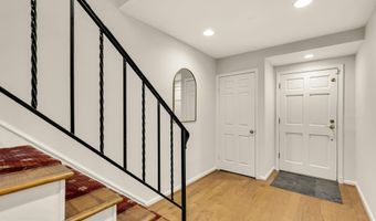 8 SANGAMORE Ct, Bethesda, MD 20816